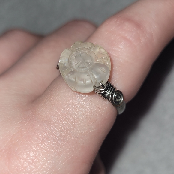 Ring with rose shaped quartz - Picture 1 of 4
